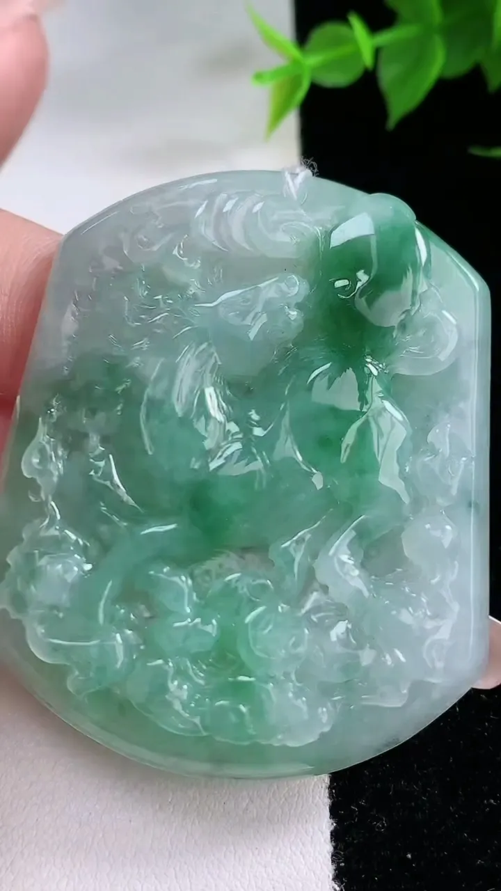 天然A货翡翠生肖马吊坠，尺寸54-45-5.7，重量:29.16g
2月3日