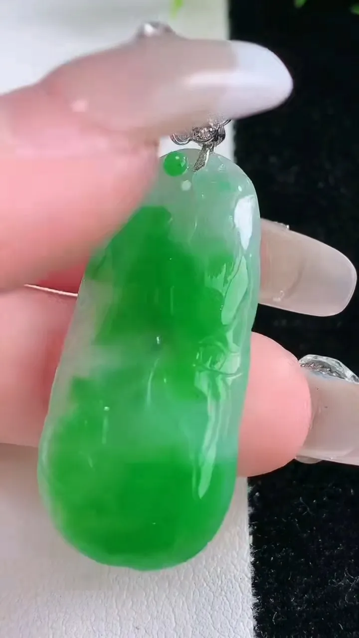 天然A货翡翠年年有余吊坠，尺寸35.7-17.4-4.4，重量:7.07g
2月3日