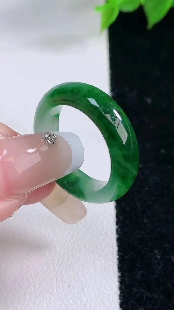 天然A货翡翠指环戒指，尺寸17.6-6-3.5，重量:4.28g2026年2月3日
工厂直销收藏佳品