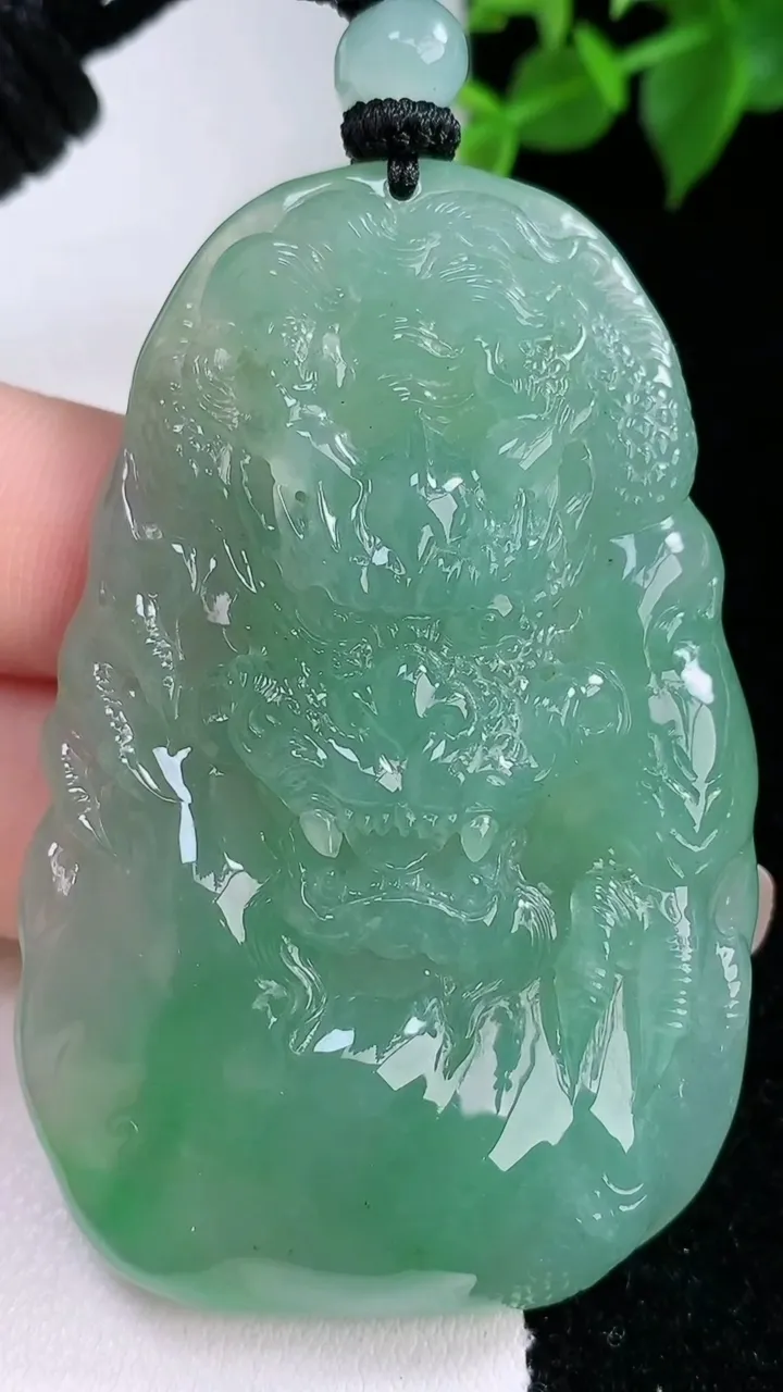 天然A货翡翠龙牌吊坠，尺寸59.5-38.4-10.5，重量:47.97g
2月3日