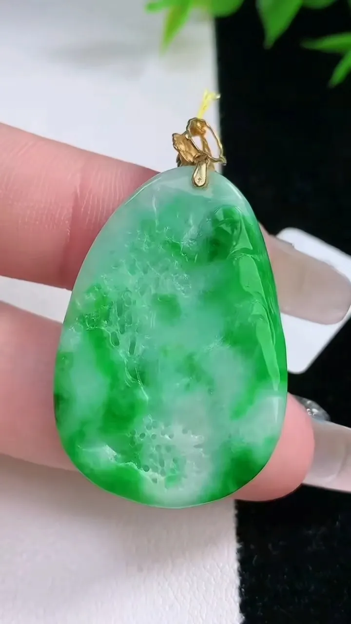 天然A货翡翠山水牌吊坠，尺寸34.2-23.8-4.2，重量:7.88g
2月3日