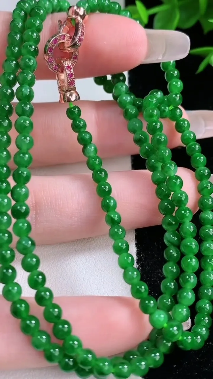天然A货翡翠小米珠项链，尺寸3.4-168颗，重量:15.54g2月3日
工厂直销收藏佳品,种好水足，色泽均匀，有种有色，上手高大气！
