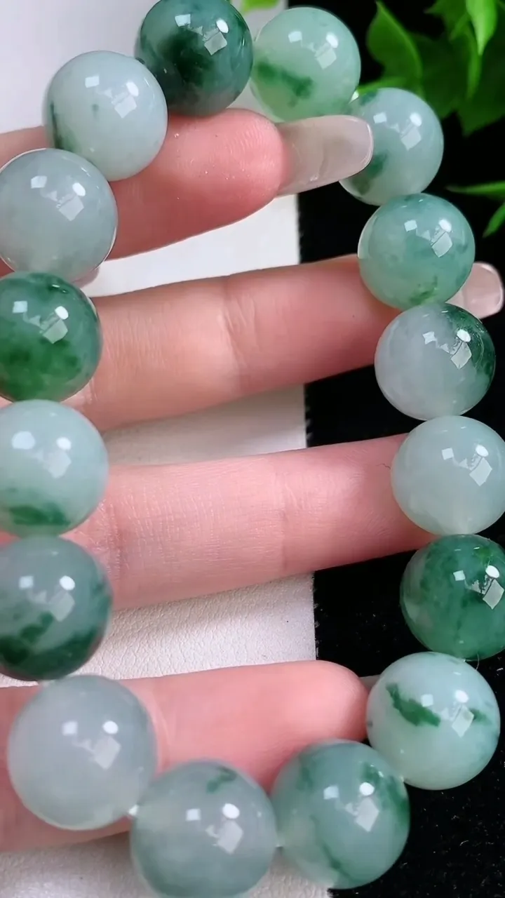 天然A货翡翠飘花圆珠手串，尺寸12.7-16颗，重量:58.32g2月3日
工厂直销收藏佳品,种好水足，色泽均匀，有种有色，上手高大气！