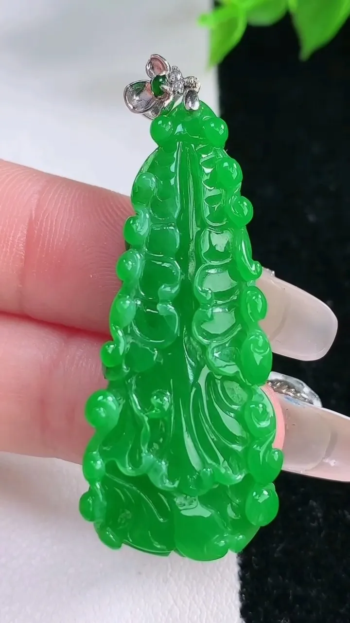 天然A货翡翠白菜吊坠，尺寸43.4-18.6-7，重量:9.09g
2月3日