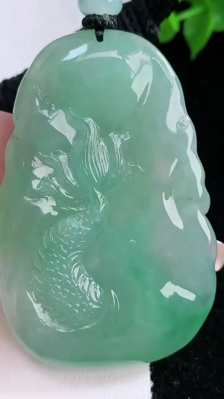 天然A货翡翠龙牌吊坠，尺寸59.5-38.4-10.5，重量:47.97g
2月3日