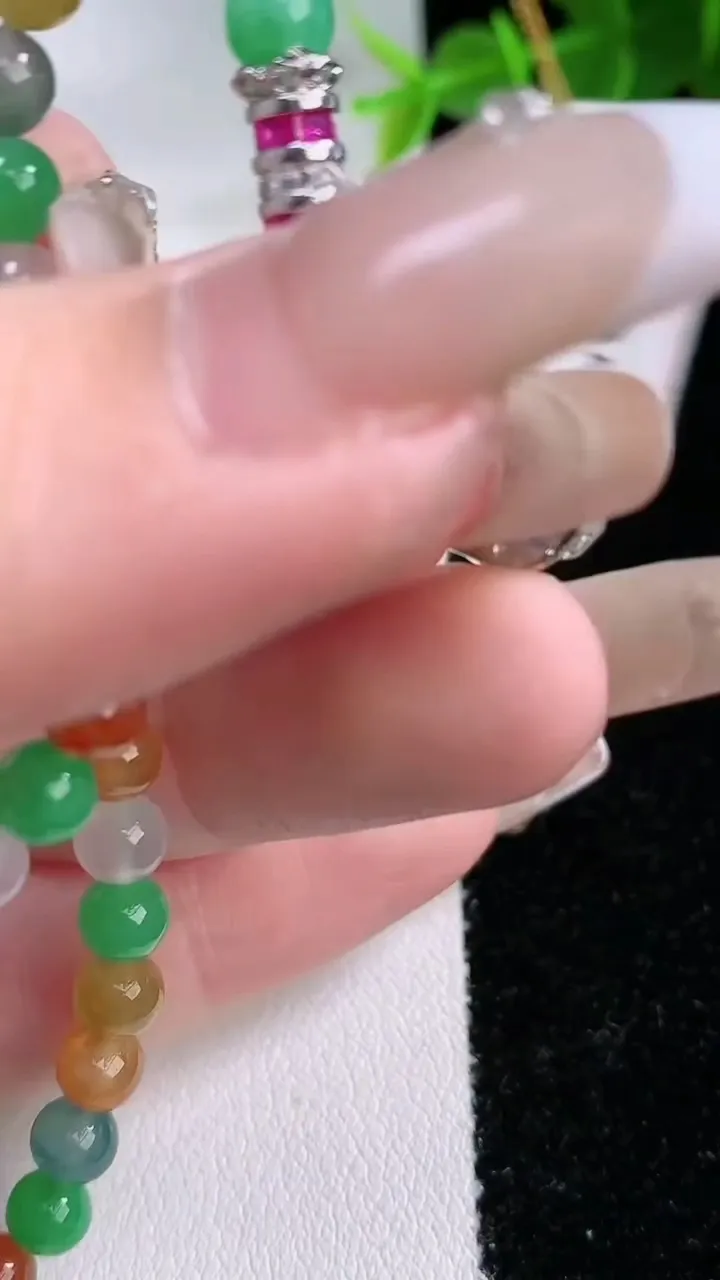 天然A货翡翠三彩圆珠手串，尺寸4.8-37颗，重量:8.70g2月3日
工厂直销收藏佳品,种好水足，色泽均匀，有种有色，上手高大气！