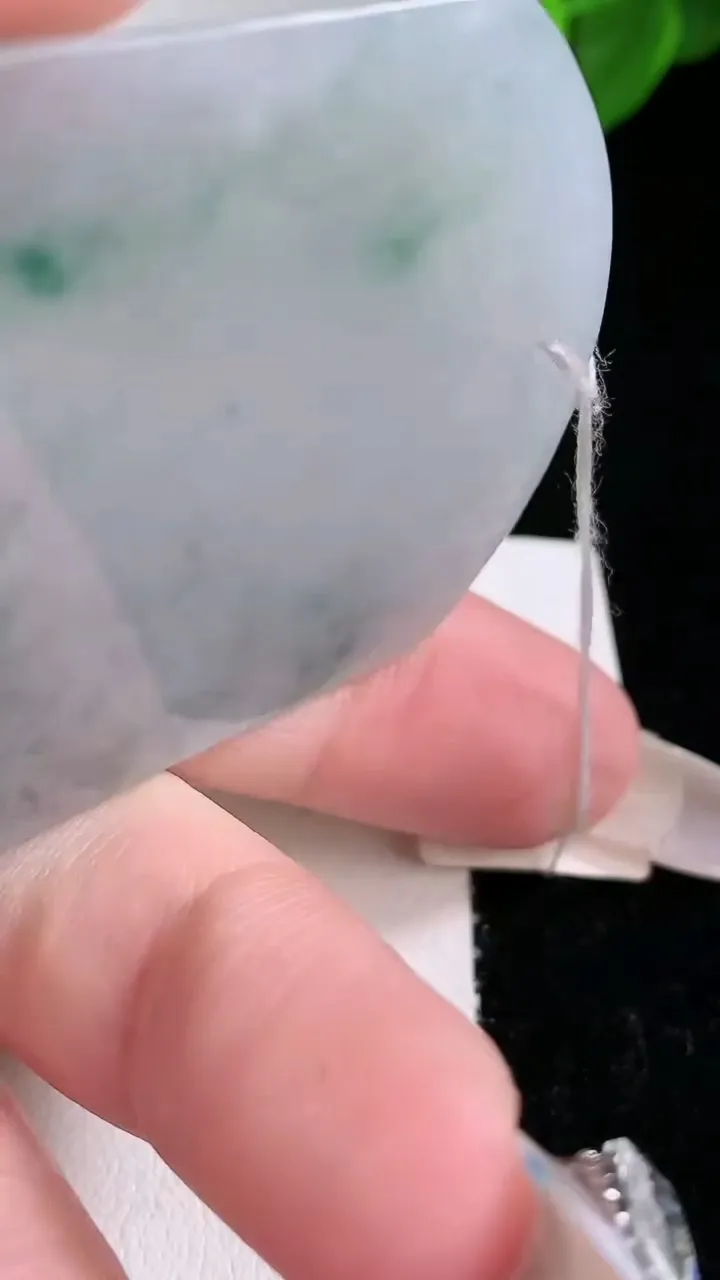 天然A货翡翠飘花生肖虎吊坠，尺寸53-43.3-6.2，重量:31.96g
2月3日