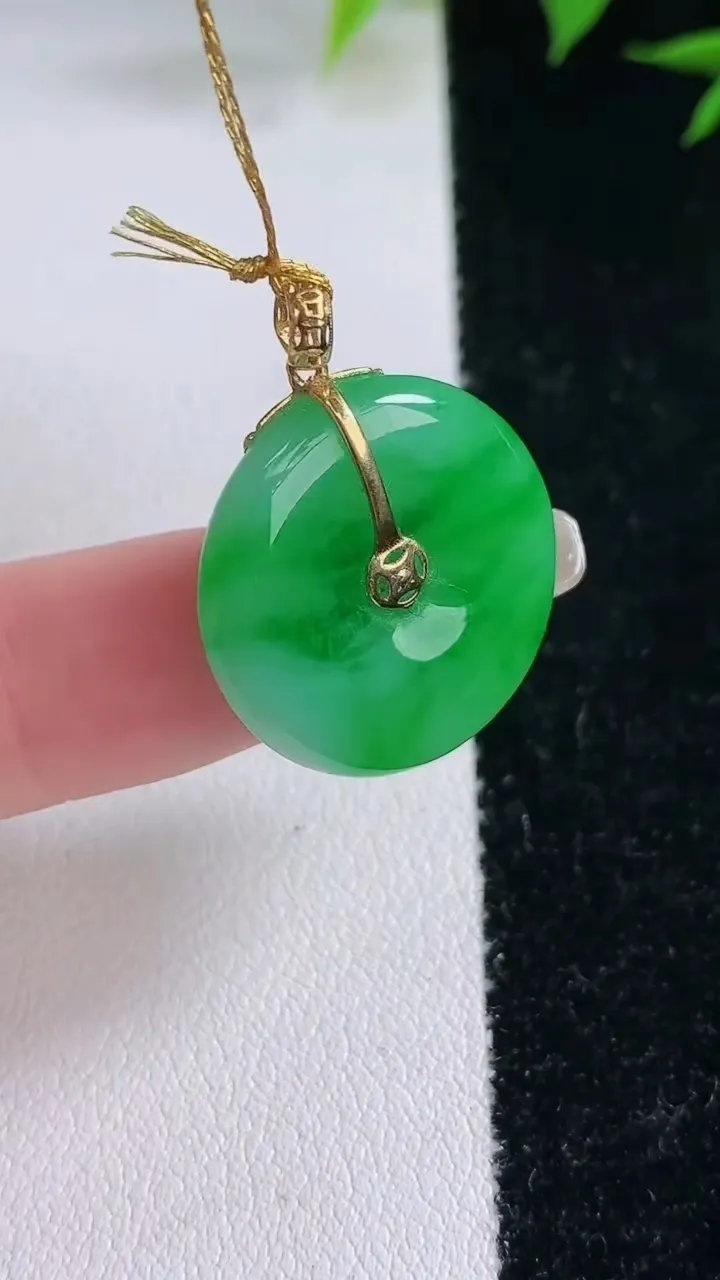 天然A货翡翠平安扣吊坠，尺寸20.3-4，重量:4.60g
2月3日