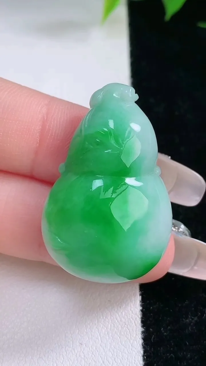 天然A货翡翠葫芦吊坠，尺寸34.3-22.4-11.4，重量:13.78g
2月3日