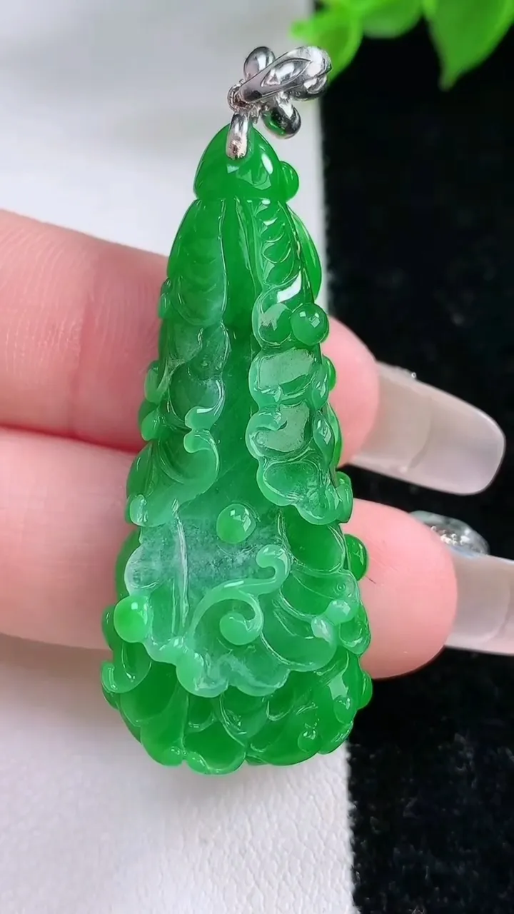 天然A货翡翠白菜吊坠，尺寸43.4-18.6-7，重量:9.09g
2月3日
