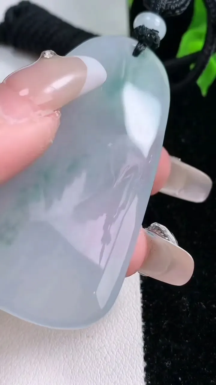 天然A货翡翠种飘花梅花鹿吊坠，尺寸58.3-31.2-4.6，重量:24.84g
2月3日