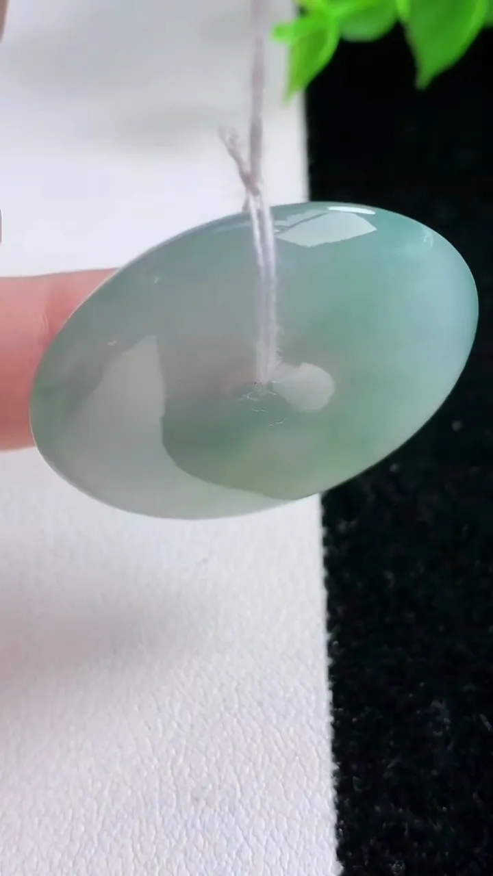 天然A货翡翠平安扣吊坠，尺寸32.8-5.2，重量:13.73g
2月3日