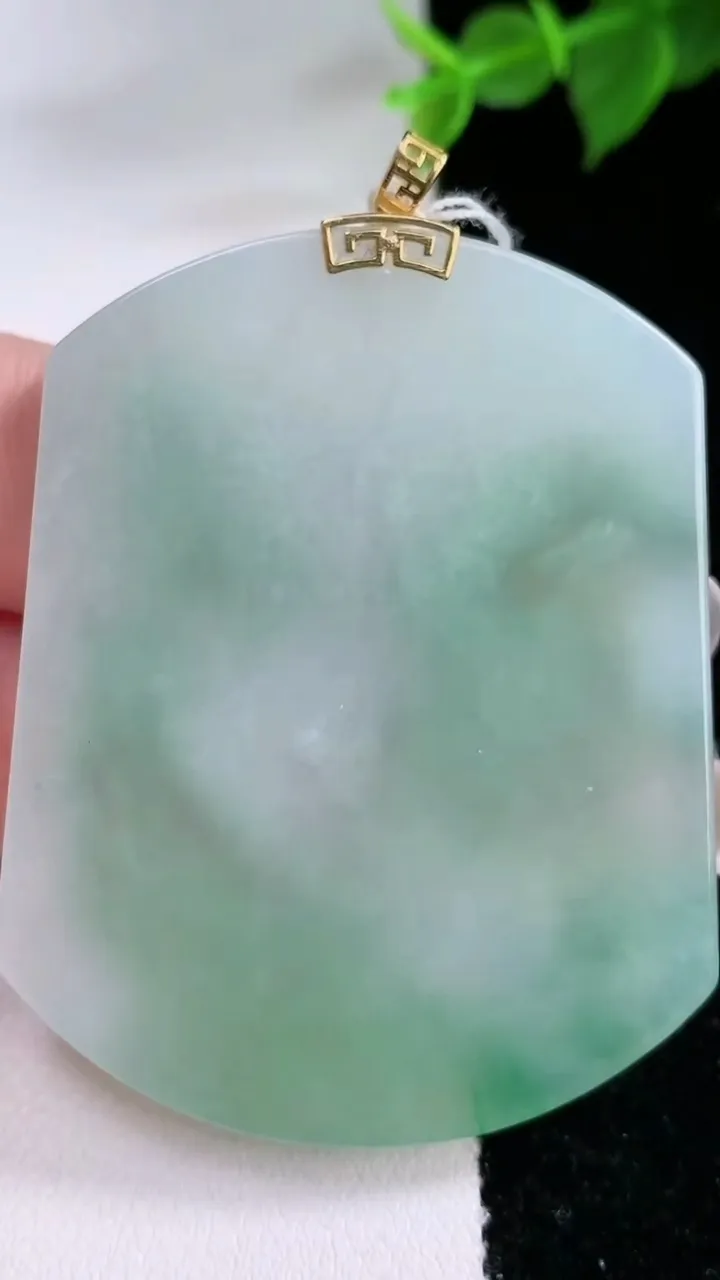 天然A货翡翠无事牌吊坠，尺寸53-41.7-3.4，重量:23.89g
2月3日
