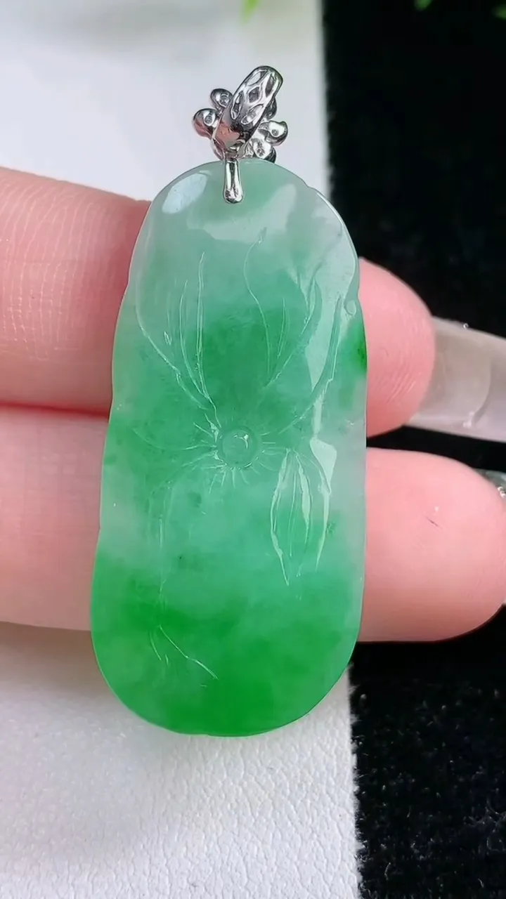 天然A货翡翠年年有余吊坠，尺寸35.7-17.4-4.4，重量:7.07g
2月3日