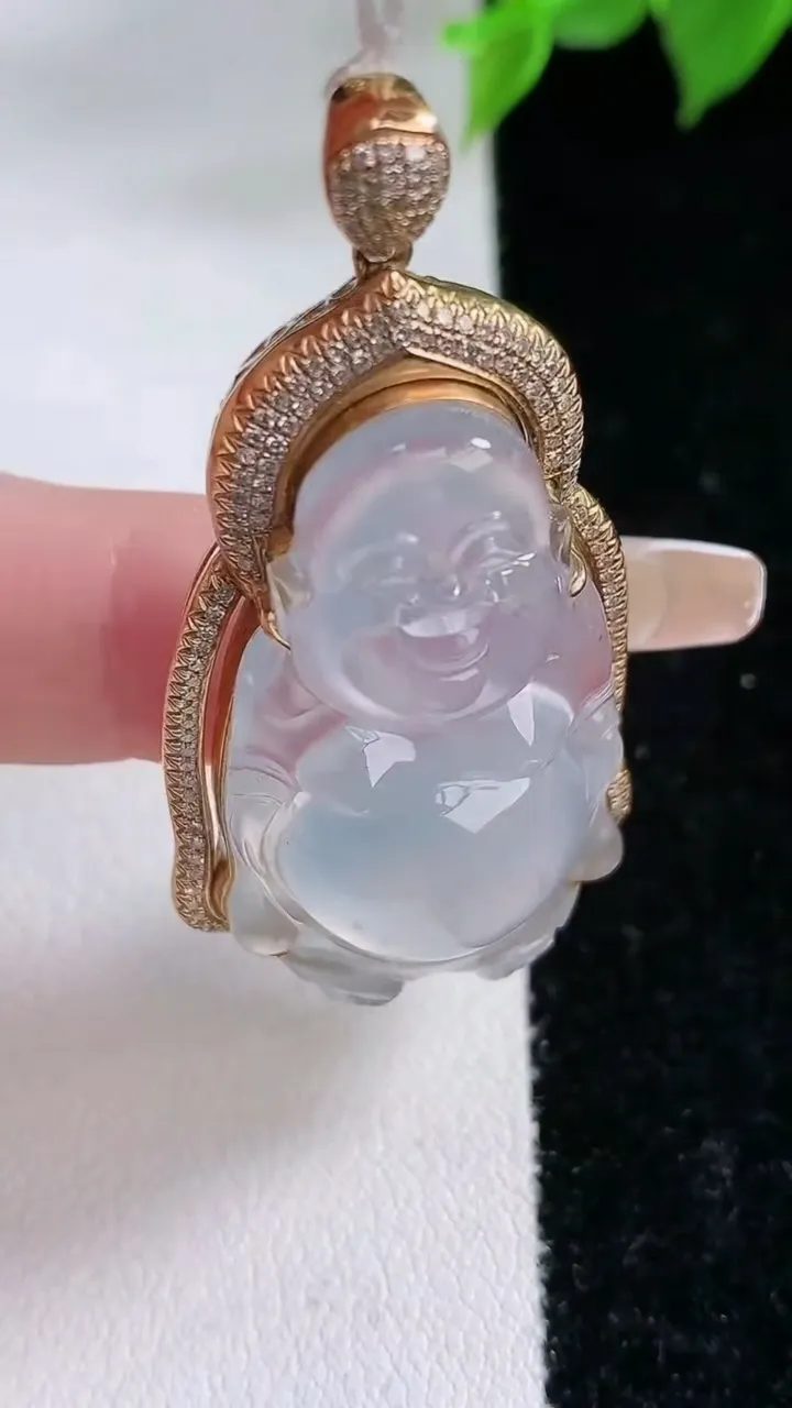 天然A货翡翠种白冰站佛 佛公吊坠，尺寸46-23.3-11.3，裸石33-19重量:10.25g
2月3日