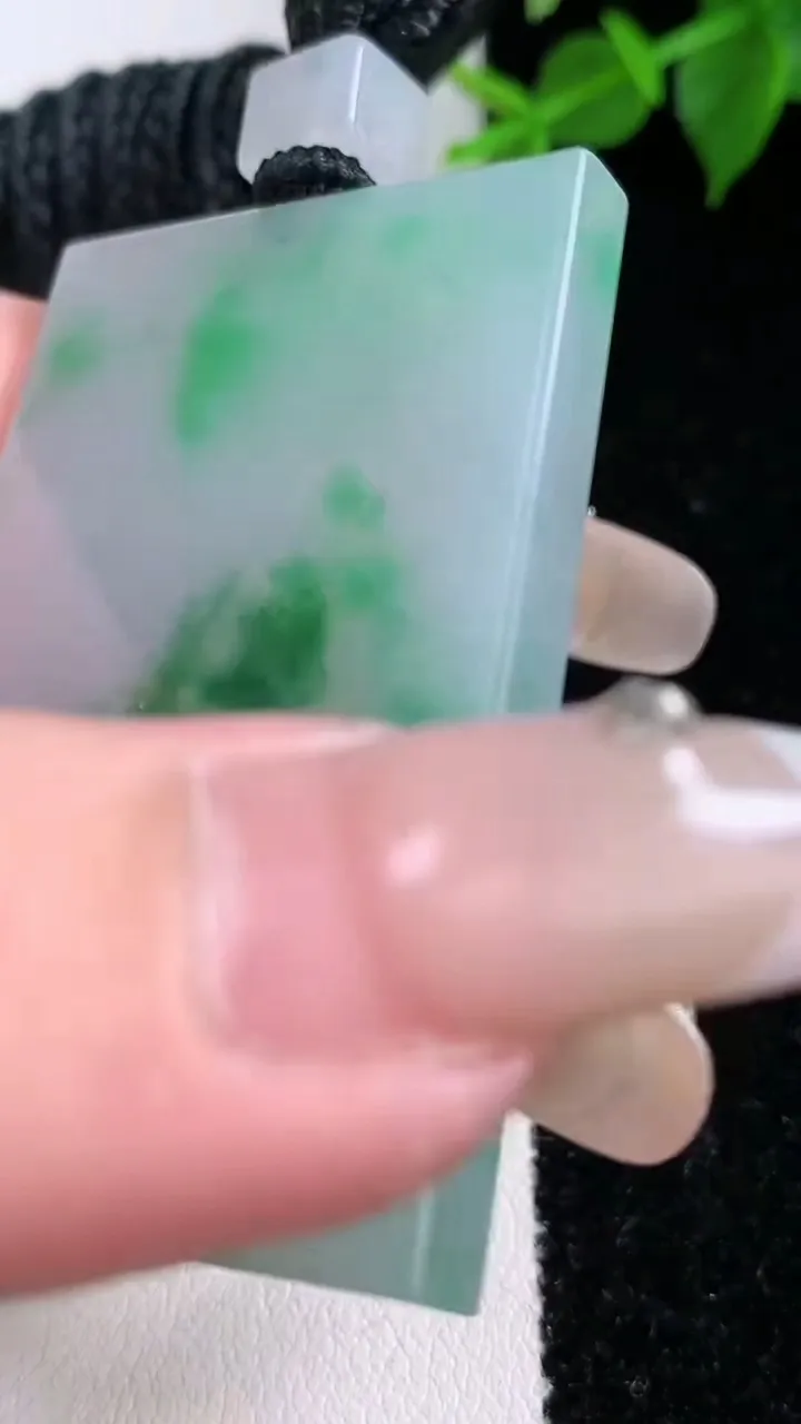 天然A货翡翠无事牌吊坠，尺寸49-34.2-5.2，重量:34.56g
2月4日