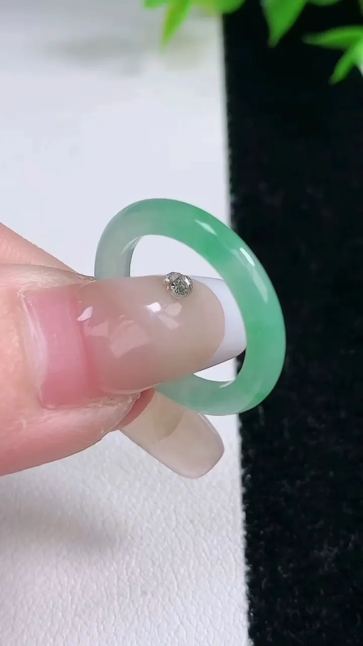 天然A货翡翠指环戒指，尺寸15.8-2.6，重量:1.65g2026年2月3日
工厂直销收藏佳品,种