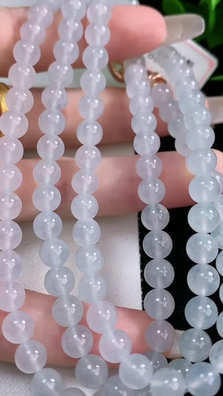 天然A货翡翠种白冰圆珠项链，尺寸6-108颗，重量:45.82g
2月3日