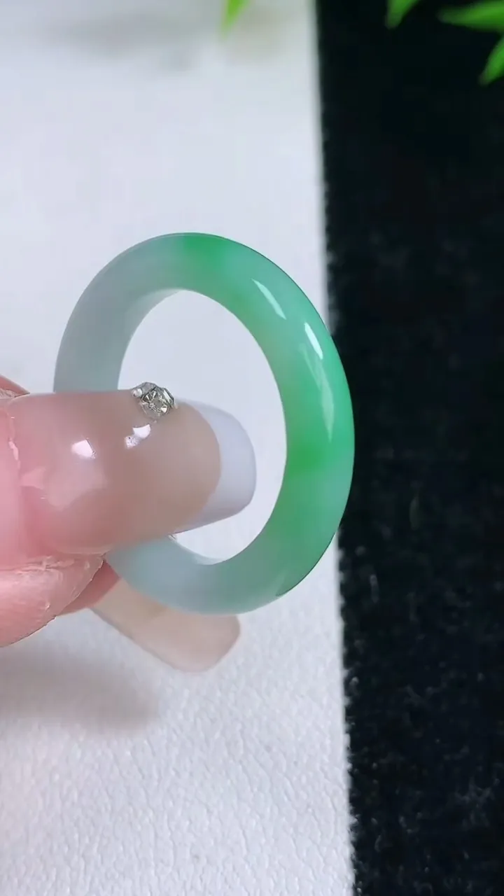 天然A货翡翠指环戒指，尺寸17.8-4.7-2.3，重量:3.04g2026年2月3日
工厂直销收藏佳品,种好水足，色泽均匀，有种有色，上手高大气！