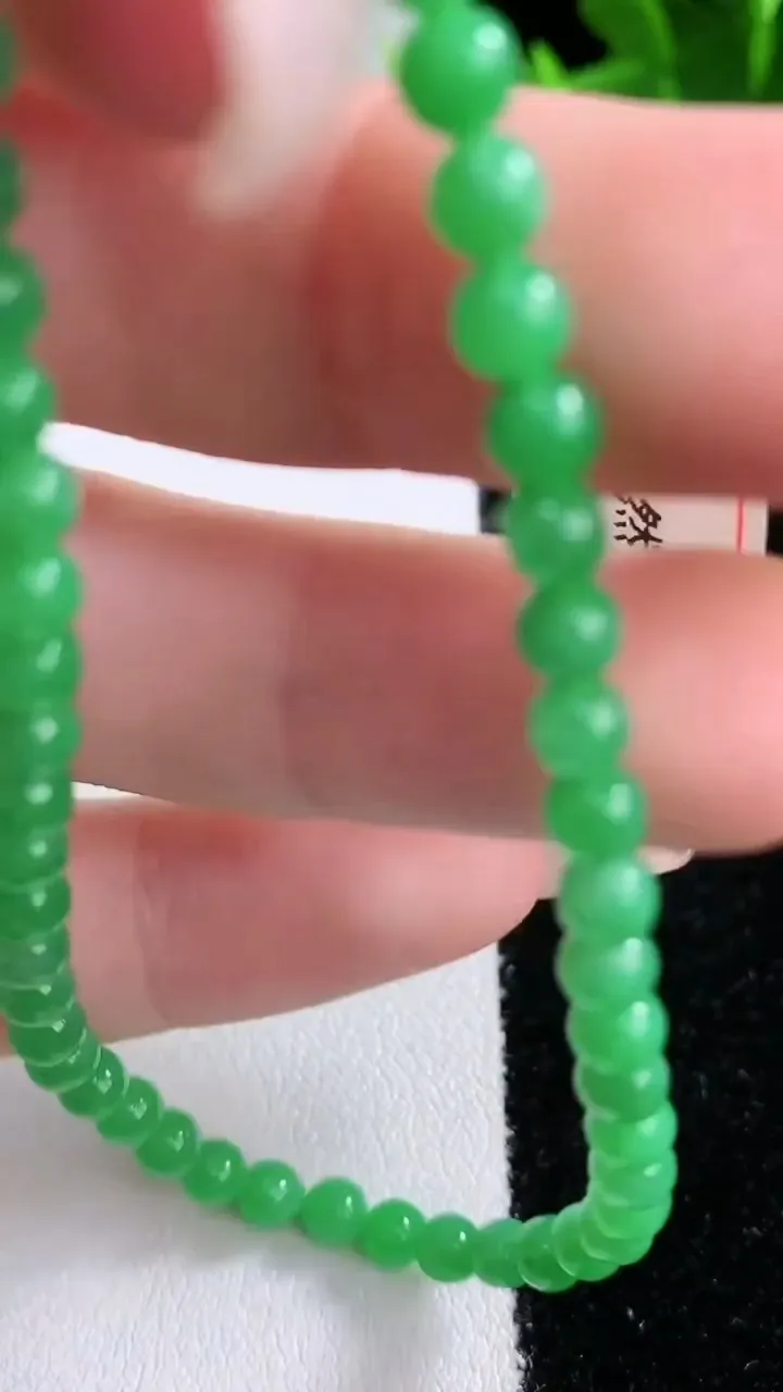 天然A货翡翠圆珠手串，尺寸3.7-48颗，重量:6.35g2月3日
工厂直销收藏佳品,种好水足，色泽均匀，有种有色，上手高大气！