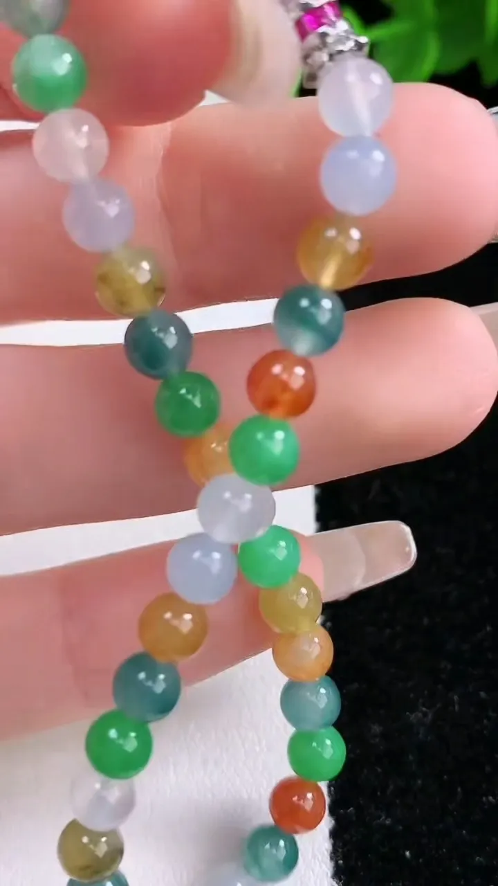 天然A货翡翠三彩圆珠手串，尺寸4.8-37颗，重量:8.70g2月3日
工厂直销收藏佳品,种好水足，色泽均匀，有种有色，上手高大气！