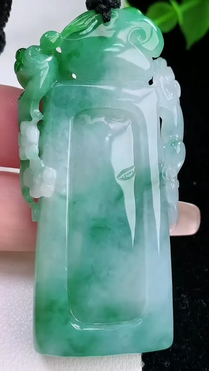 天然A货翡翠节节高升 竹节吊坠，尺寸60.6-25-7，重量:34.67g
2月3日