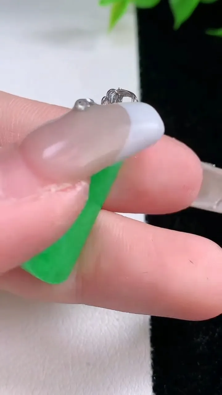 天然A货翡翠无事牌吊坠，尺寸25.3-13.6-4.6，重量:4.35g
2月3日