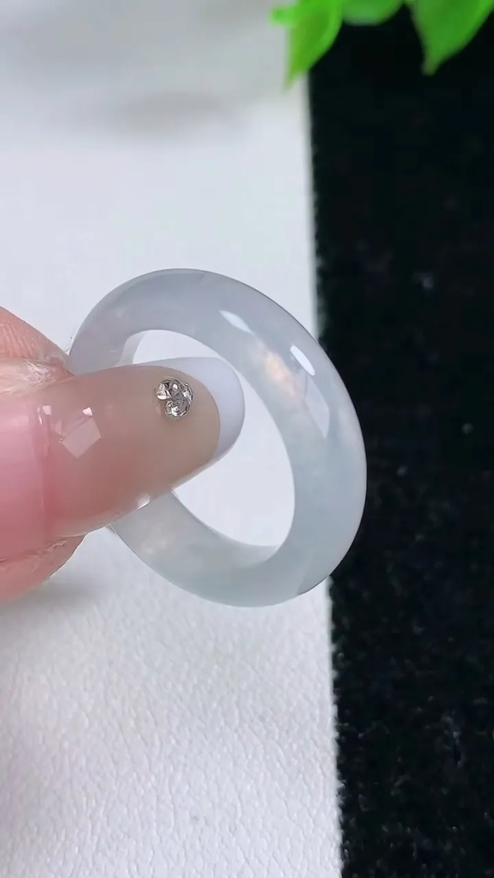 天然A货翡翠指环戒指，尺寸17.3-5.4-3.4，重量:3.71g2026年2月3日
工厂直销收藏佳品,种好水足，色泽均匀，有种有色，上手高大气！