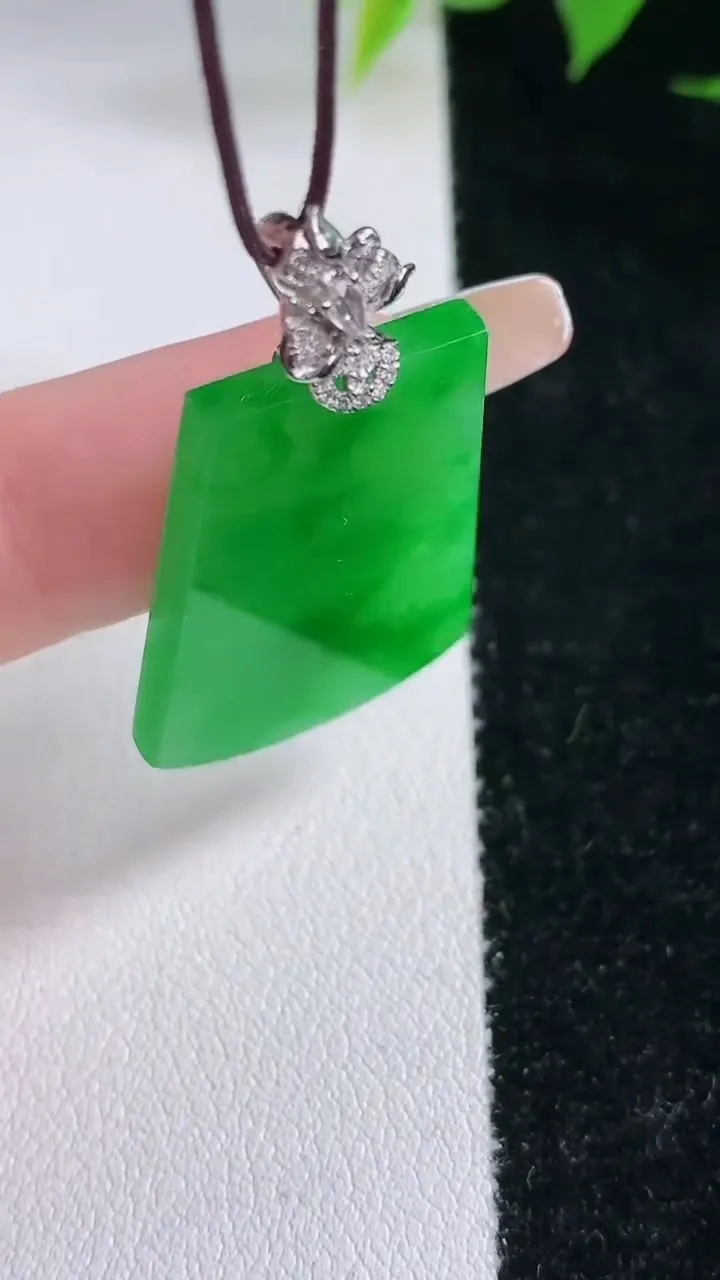 天然A货翡翠无事牌吊坠，尺寸28.8-20-2.6，重量:5.20g
2月3日