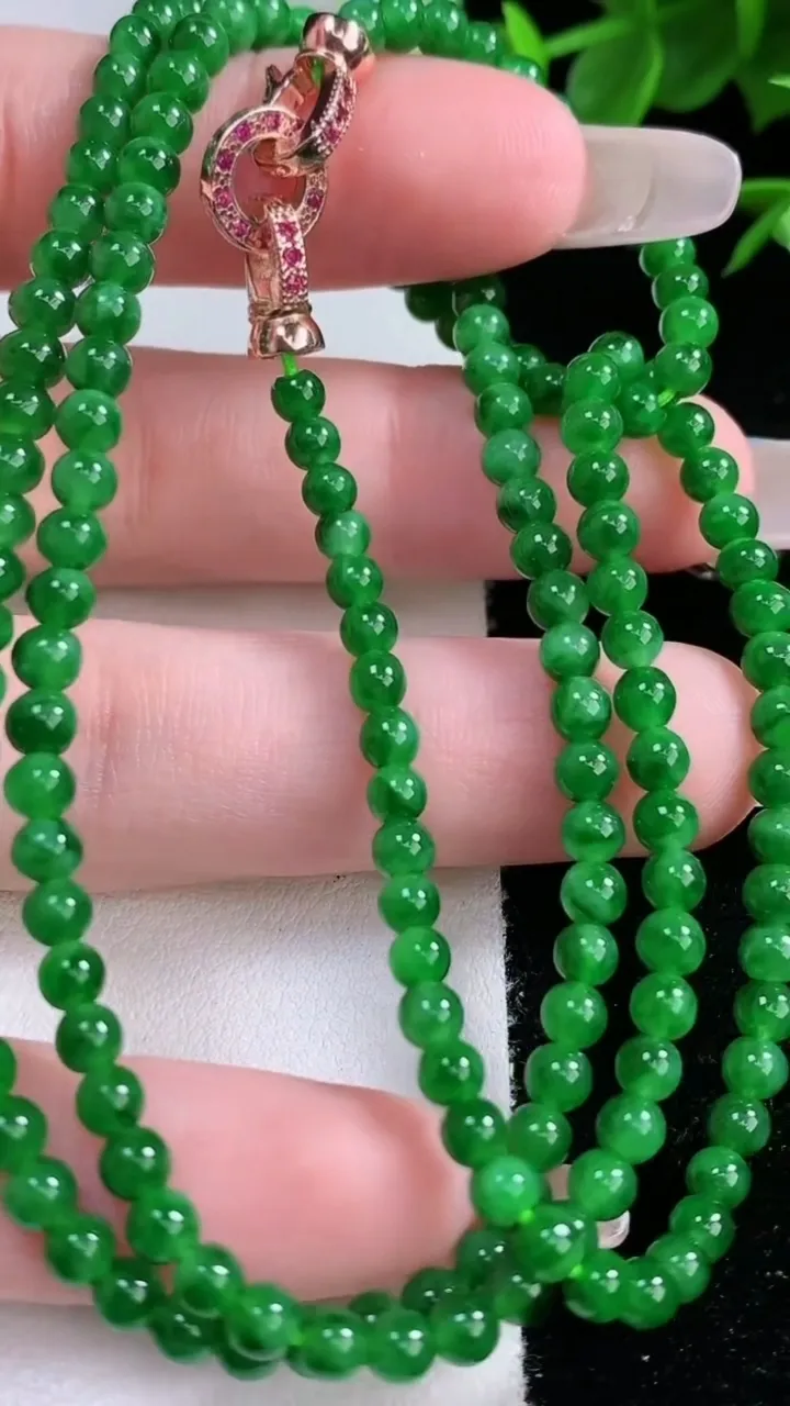 天然A货翡翠小米珠项链，尺寸3.4-168颗，重量:15.54g2月3日
工厂直销收藏佳品,种好水足，色泽均匀，有种有色，上手高大气！