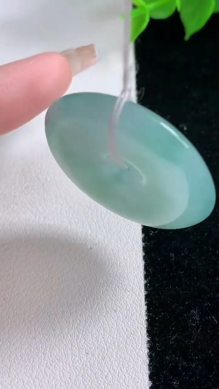 天然A货翡翠平安扣吊坠，尺寸32.8-5.2，重量:13.73g
2月3日