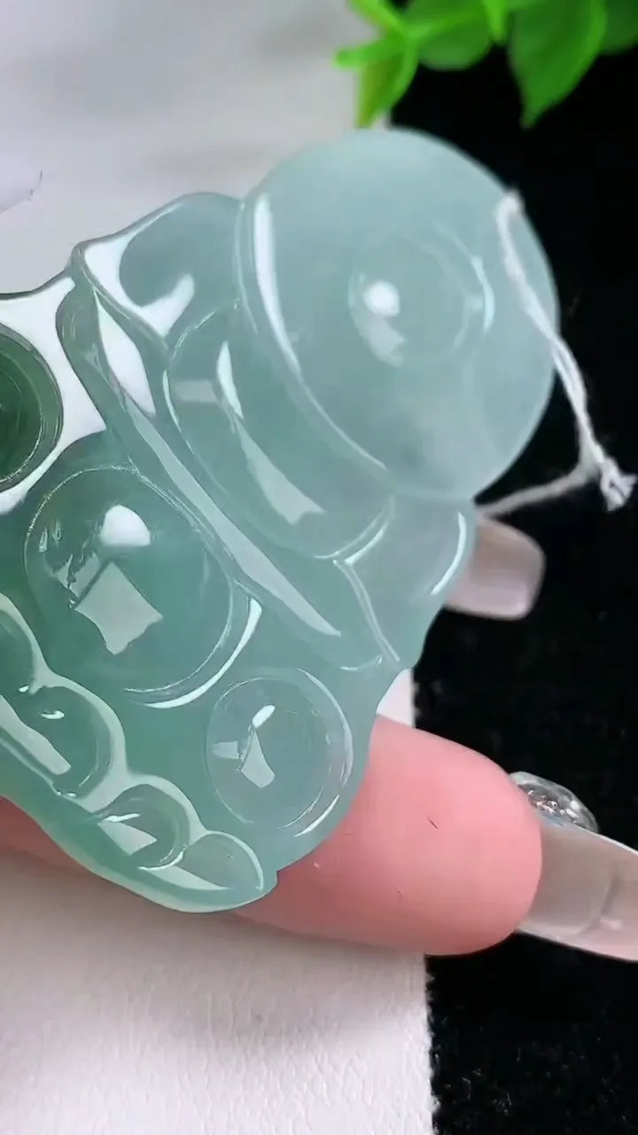 天然A货翡翠观音菩萨吊坠，尺寸60.2-38.2-5.6，重量:25.86g
2月3日