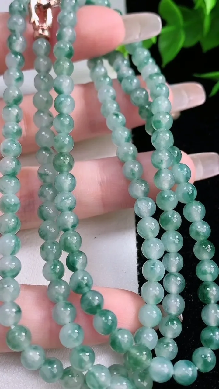 天然A货翡翠种飘花圆珠项链，尺寸4.8-138颗，重量:29.41g2月3日
工厂直销收藏佳品,种好水足，色泽均匀，有种有色，上手高大气！