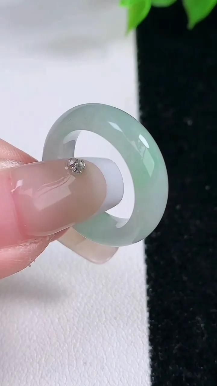 天然A货翡翠指环戒指，尺寸15.3-5.7-3.2，重量:3.50g2026年2月3日
工厂直销收藏