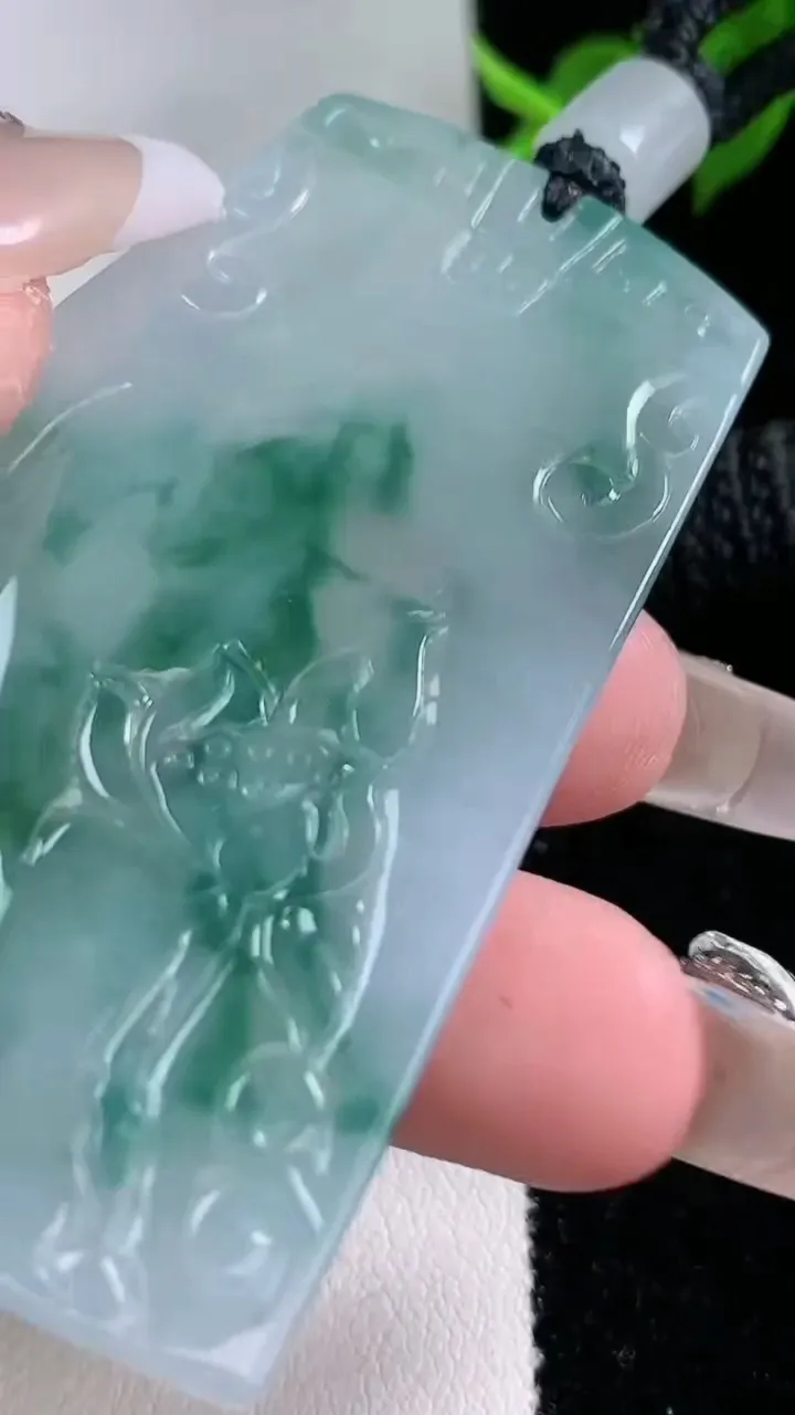 天然A货翡翠种飘花大势至菩萨吊坠，尺寸60-39.2-5.4，重量:33.51g
2月3日