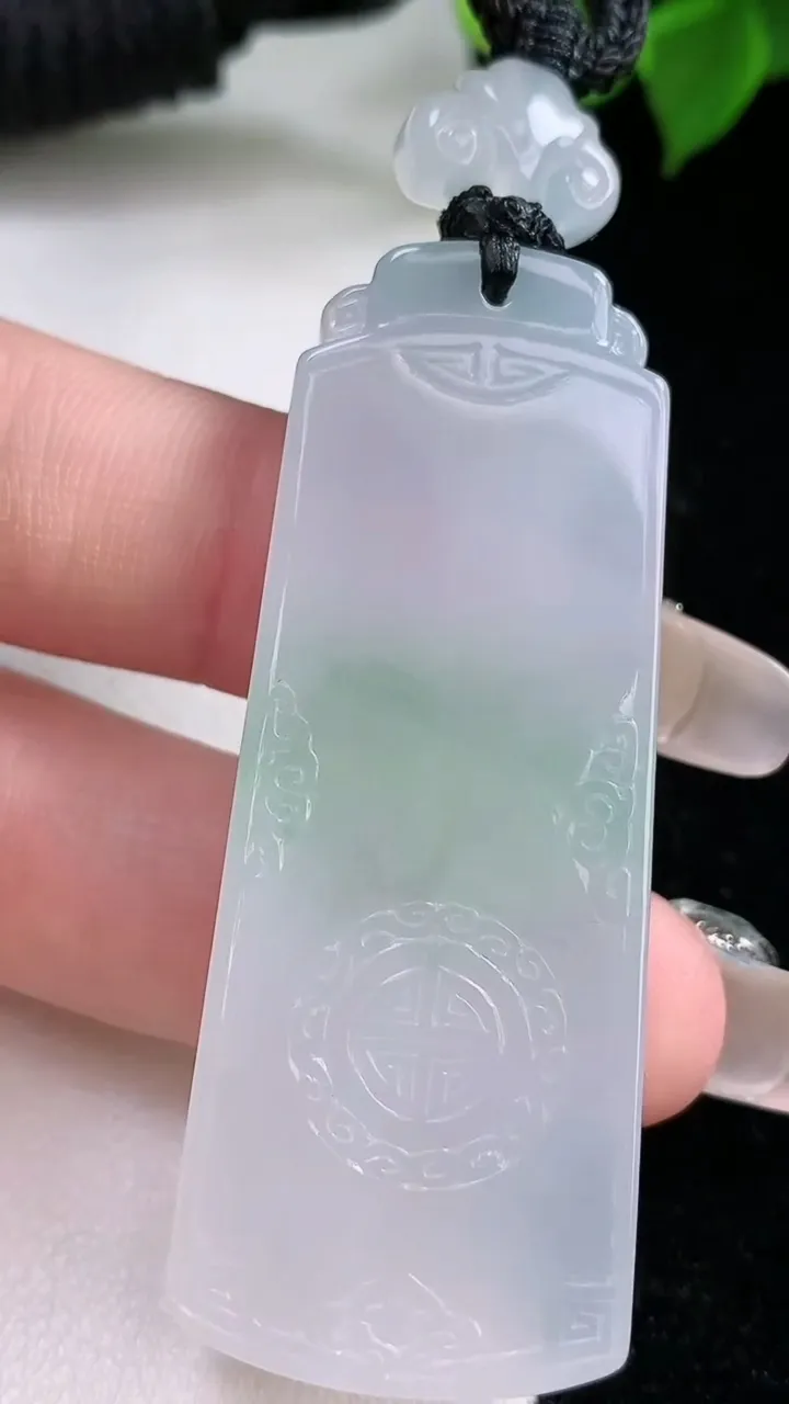 天然A货翡翠仿古无事牌吊坠，尺寸55.3-21.6-5.8，重量:25.81g
2月3日