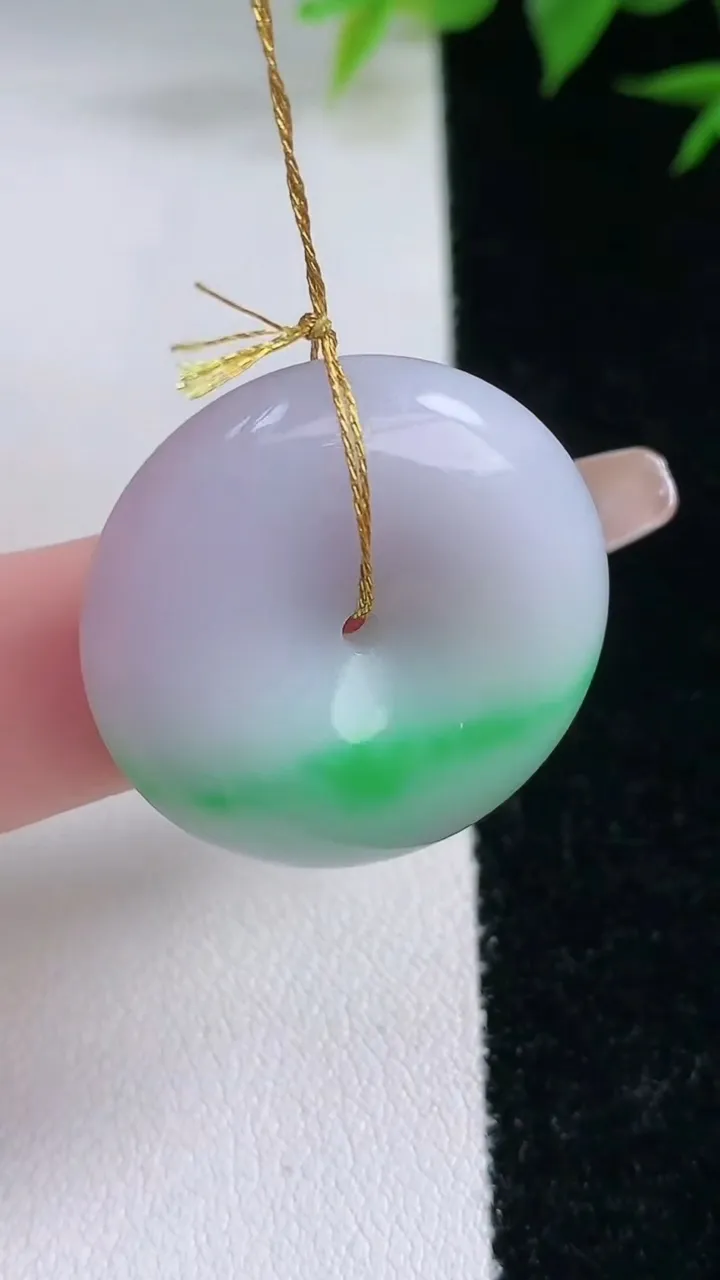 天然A货翡翠平安扣吊坠，尺寸26.3-6.8，重量:10.43g
2月3日