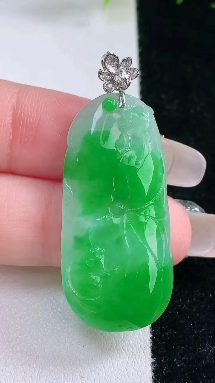 天然A货翡翠年年有余吊坠，尺寸35.7-17.4-4.4，重量:7.07g
2月3日