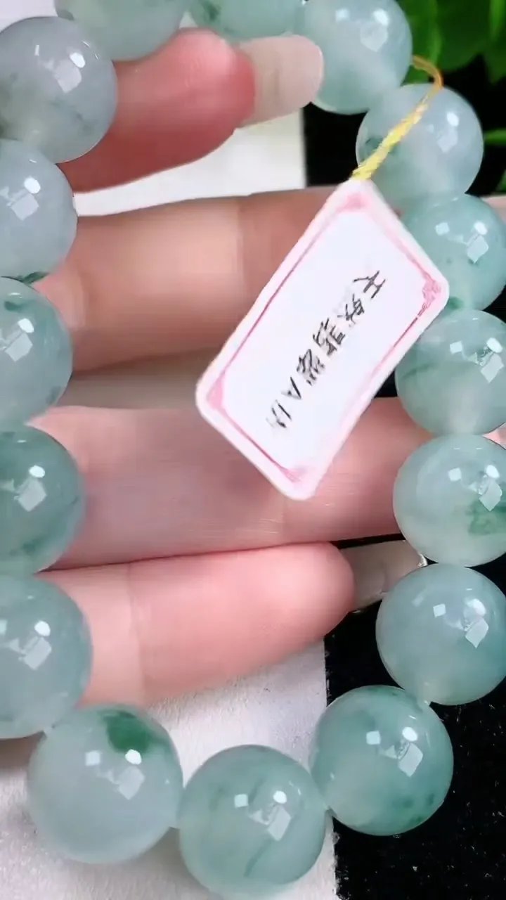 天然A货翡翠种飘花圆珠手串，尺寸12.7-16颗，重量:53.41g2月3日
工厂直销收藏佳品,种好水足，色泽均匀，有种有色，上手高大气！