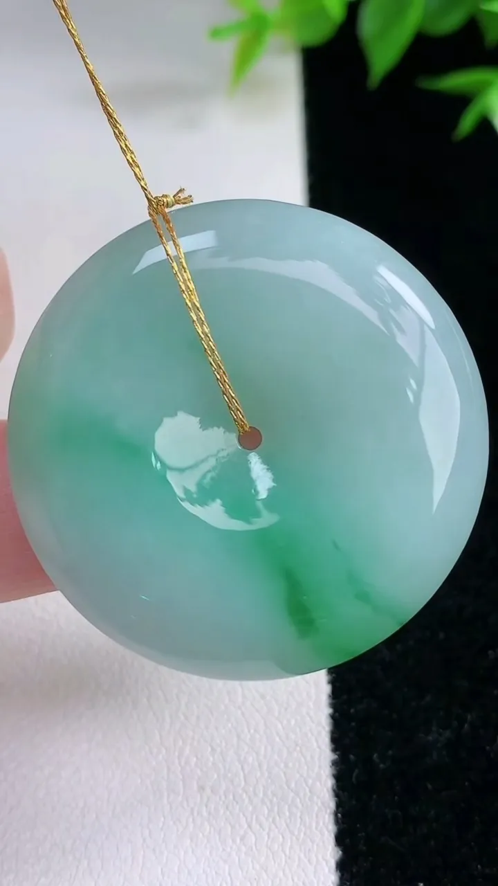 天然A货翡翠平安扣吊坠，尺寸34.8-6，重量:17.41g
2月3日