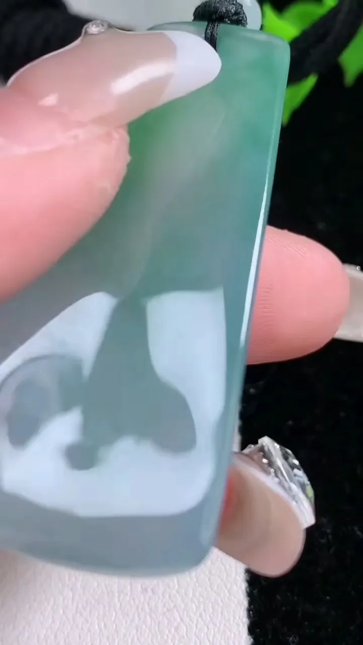 天然A货翡翠观音菩萨吊坠，尺寸53-27-8.5，重量:26.30g
2月3日