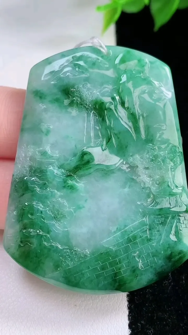 天然A货翡翠牌吊坠，尺寸51.4-39-5.5，重量:27.57g
2月3日