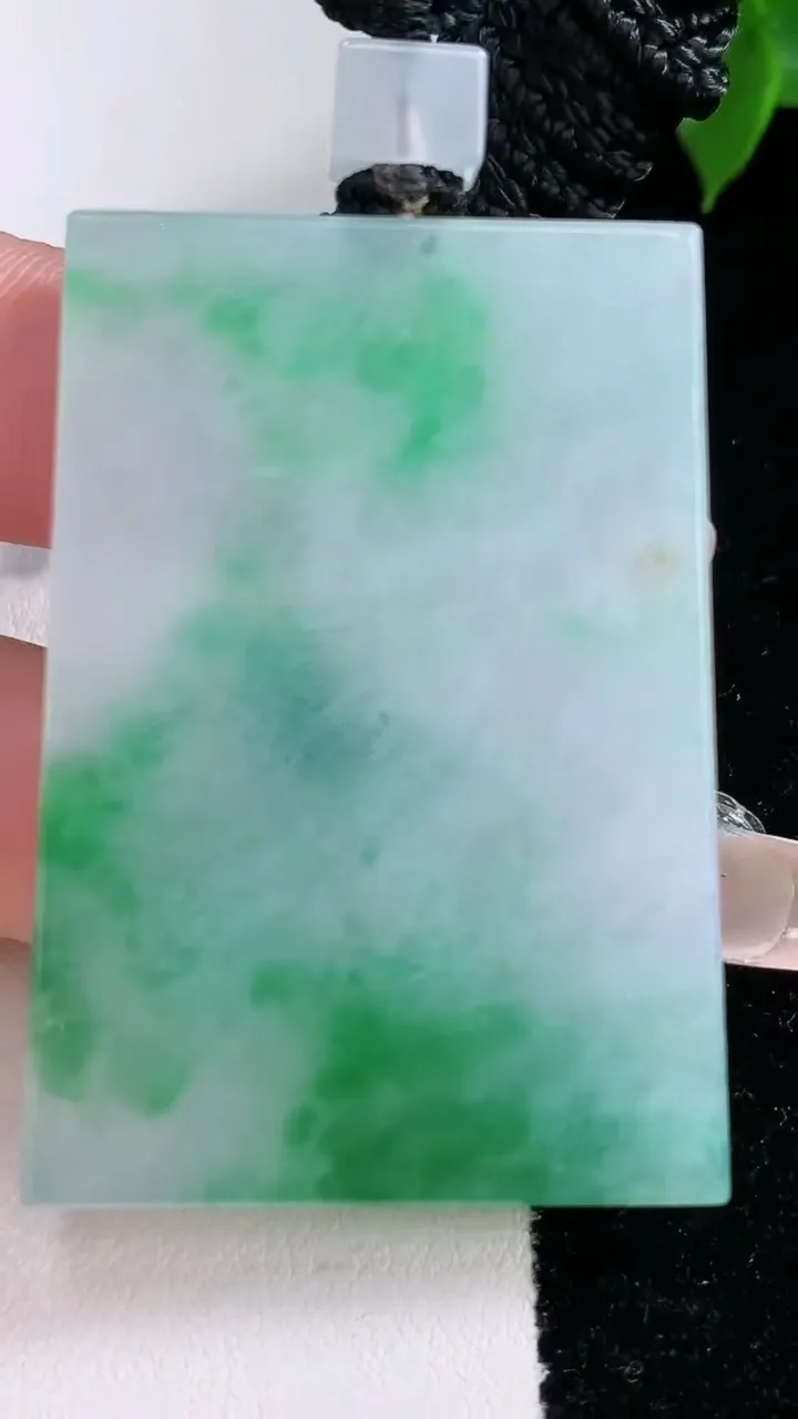 天然A货翡翠无事牌吊坠，尺寸49-34.2-5.2，重量:34.56g
2月4日