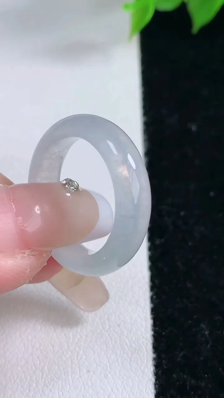 天然A货翡翠指环戒指，尺寸17.3-5.4-3.4，重量:3.71g2026年2月3日
工厂直销收藏佳品,种好水足，色泽均匀，有种有色，上手高大气！