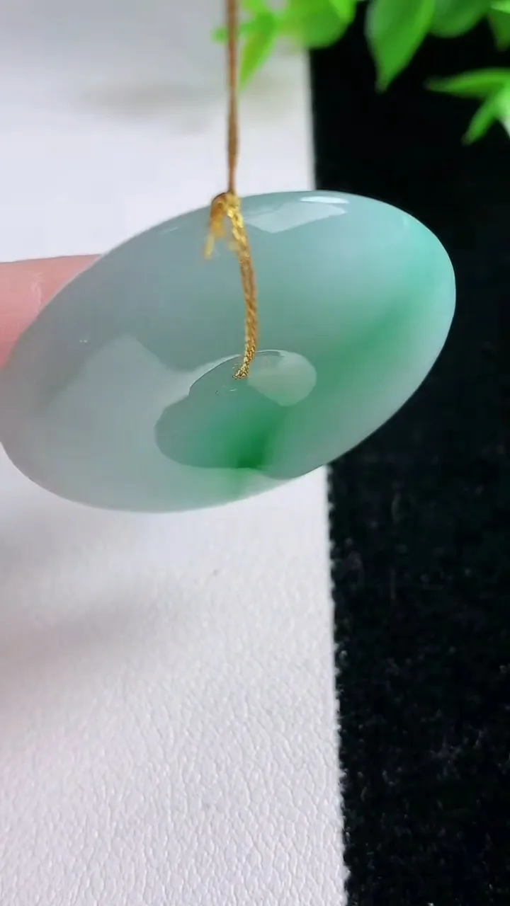 天然A货翡翠平安扣吊坠，尺寸34.8-6，重量:17.41g
2月3日