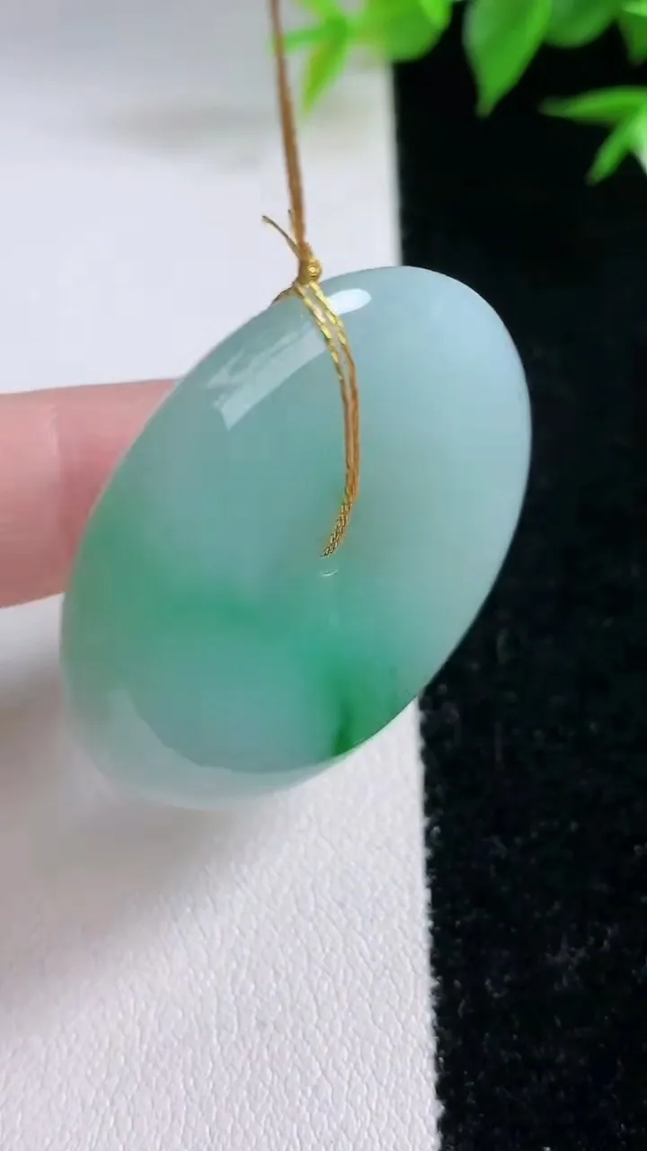 天然A货翡翠平安扣吊坠，尺寸34.8-6，重量:17.41g
2月3日