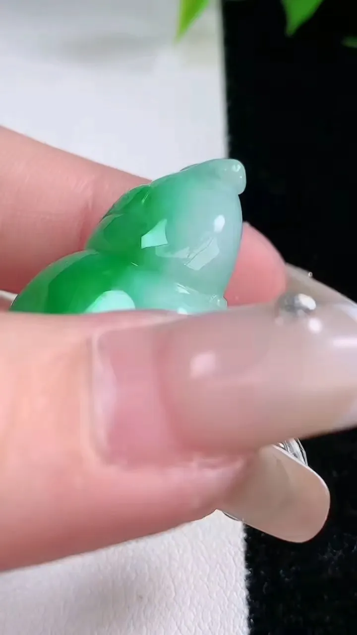 天然A货翡翠葫芦吊坠，尺寸34.3-22.4-11.4，重量:13.78g
2月3日