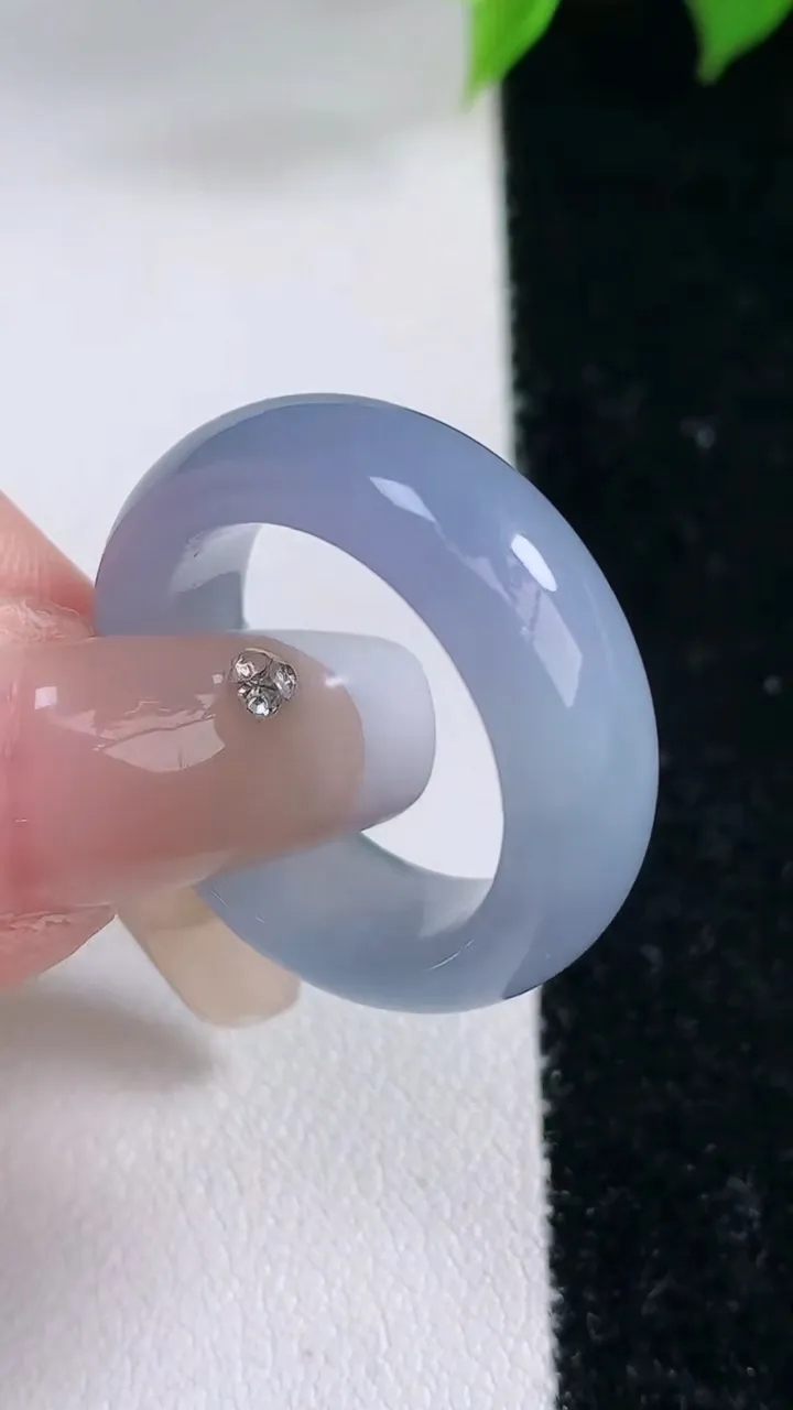 天然A货翡翠紫罗兰指环戒指，尺寸18-7.3-4，重量:6.29g2026年2月3日
工厂直销收藏佳品,种好水足，色泽均匀，有种有色，上手高大气！