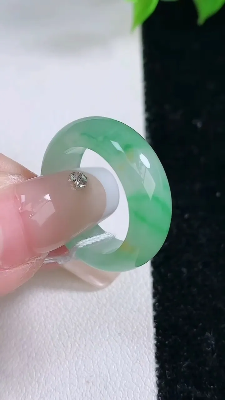天然A货翡翠指环戒指，尺寸16.2-6.3-3.2，重量:4.54g2026年2月3日
工厂直销收藏