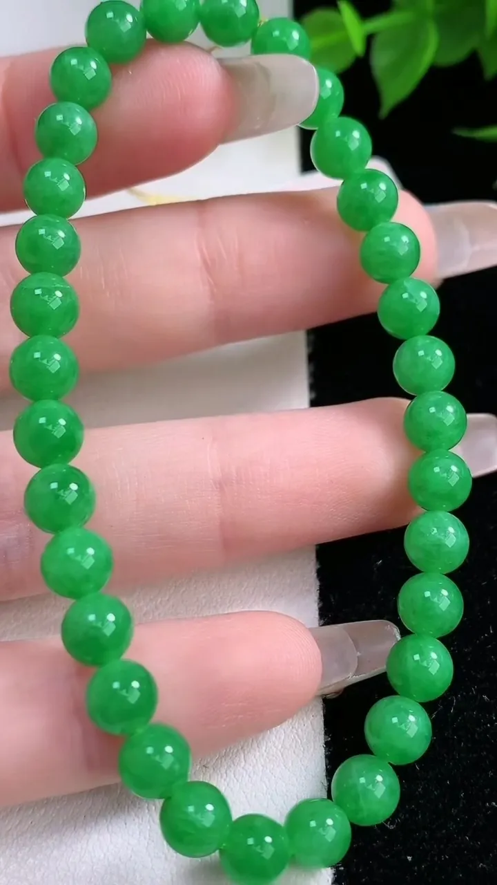 天然A货翡翠圆珠手串，尺寸6-32颗，重量:11.29g2月3日
工厂直销收藏佳品,种好水足，色泽均匀，有种有色，上手高大气！